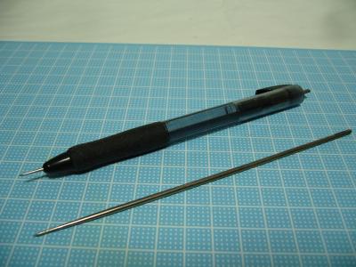 畳針は材質が硬いので不要となったボールペンに組み込んで使っています