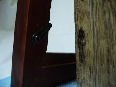 ジオラマボックスの正面につける写真フレームの爪用に木枠に溝をつけます